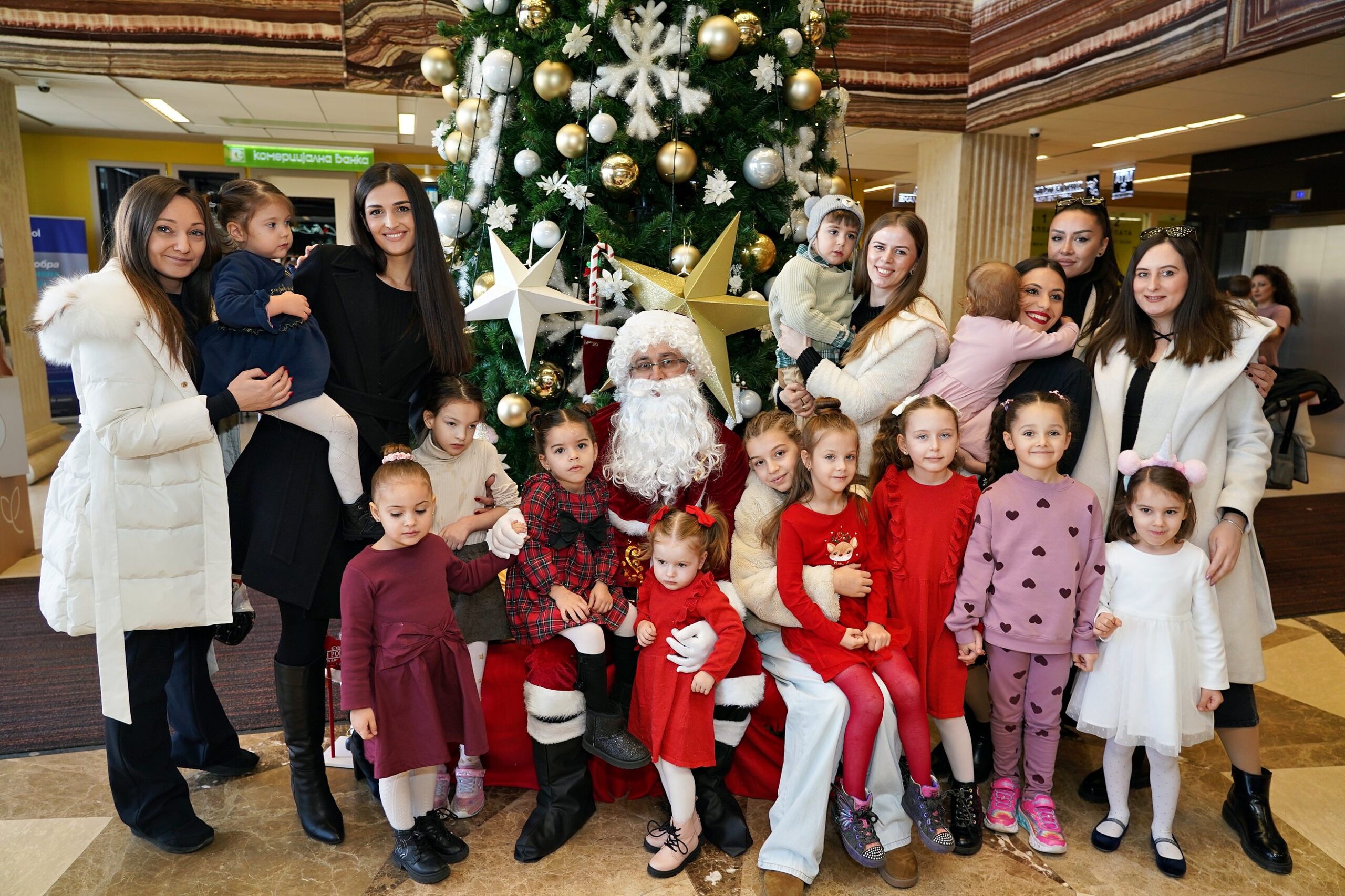 Најмалите го дочекаа Дедо Мраз